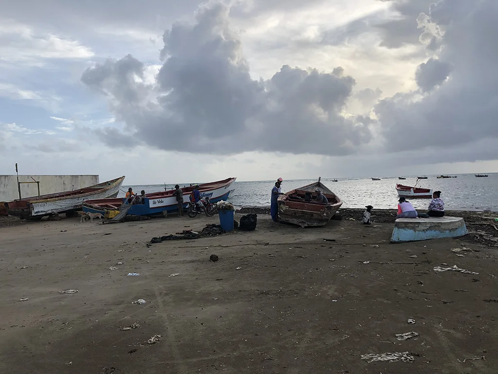 Pescadores y embarcaciones en la playa de Adícora, Península de Paraguaná