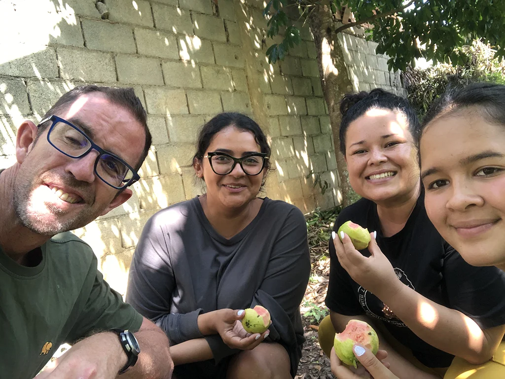 Compartiendo con vecinos de Churuguara durante mi viaje por Falcón, Venezuela
