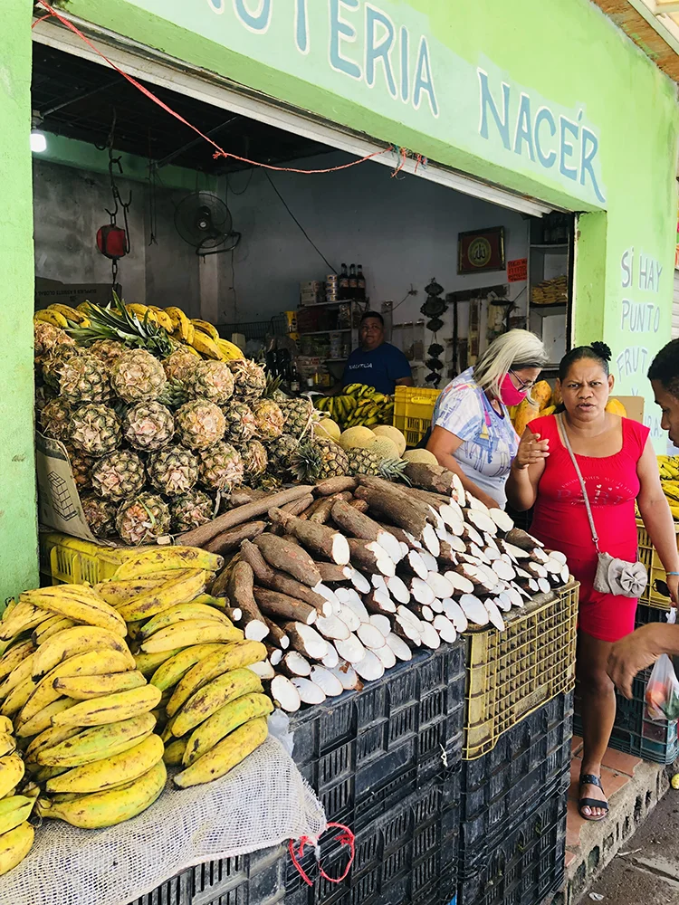 Puesto de frutas y alimentos en el Mercado Viejo de Coro, Venezuela