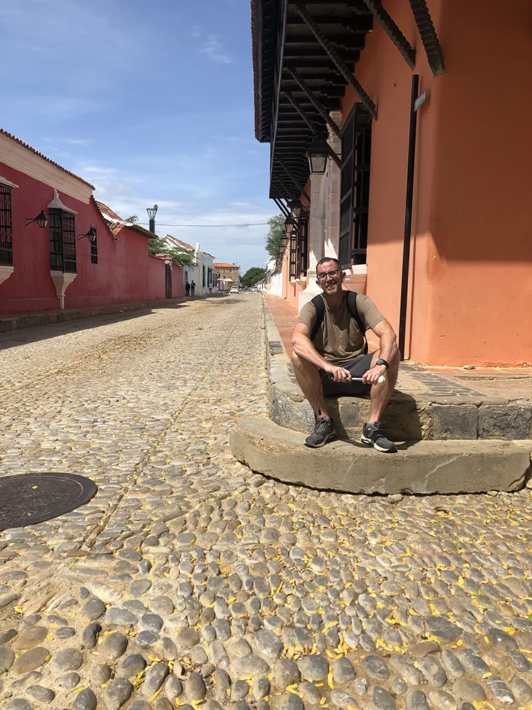 Viajero con discapacidad visual recorriendo las calles coloniales de Coro, Venezuela