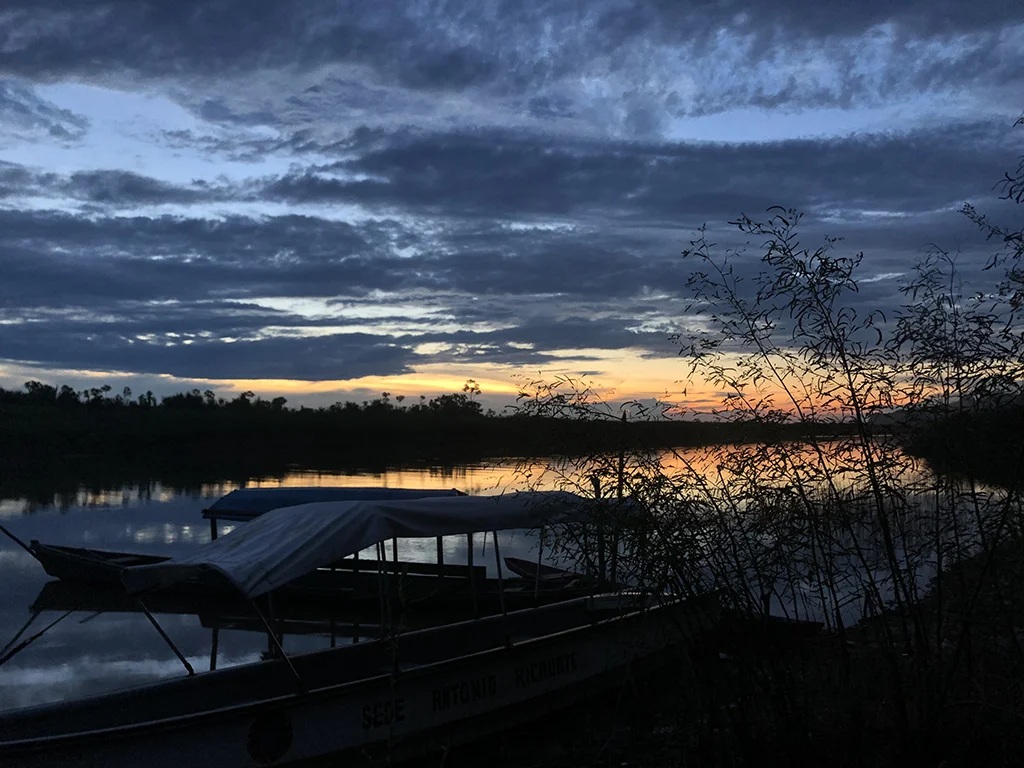 Atardecer junto al río Amazonas durante la estancia en Mocagua, Colombia