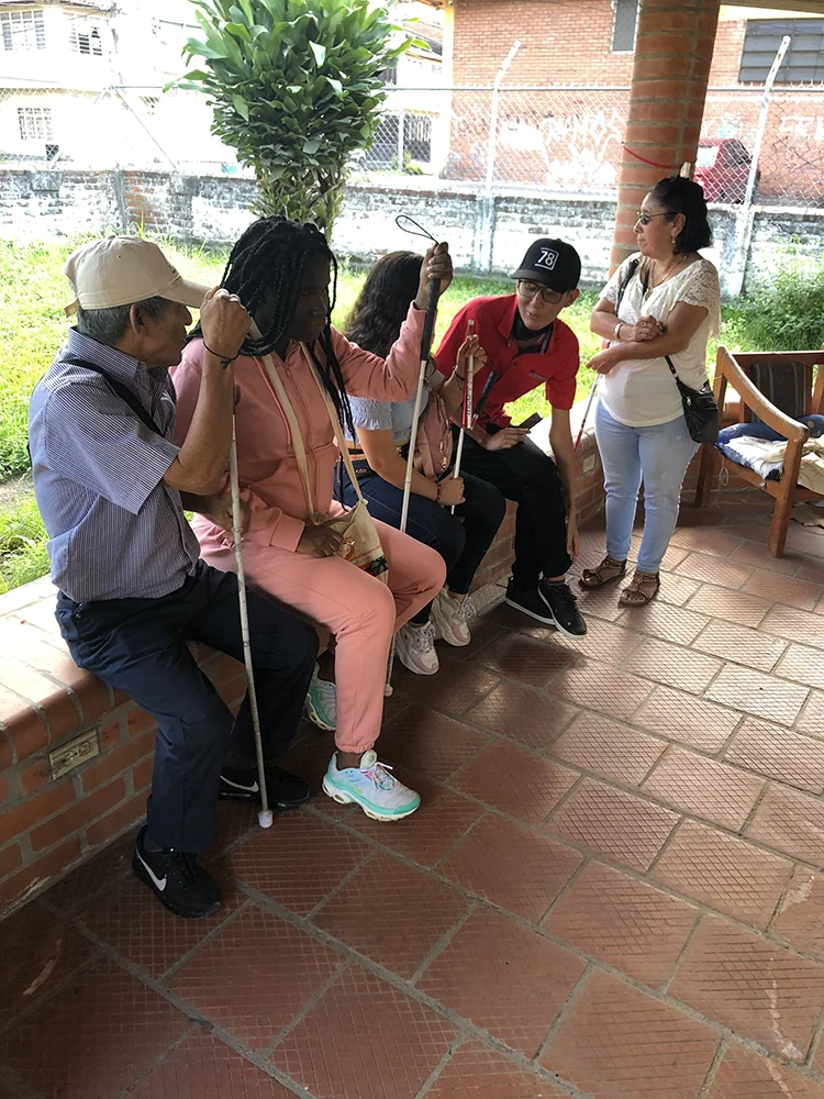 Personas con discapacidad visual compartiendo una jornada en ASOLVI en Cali