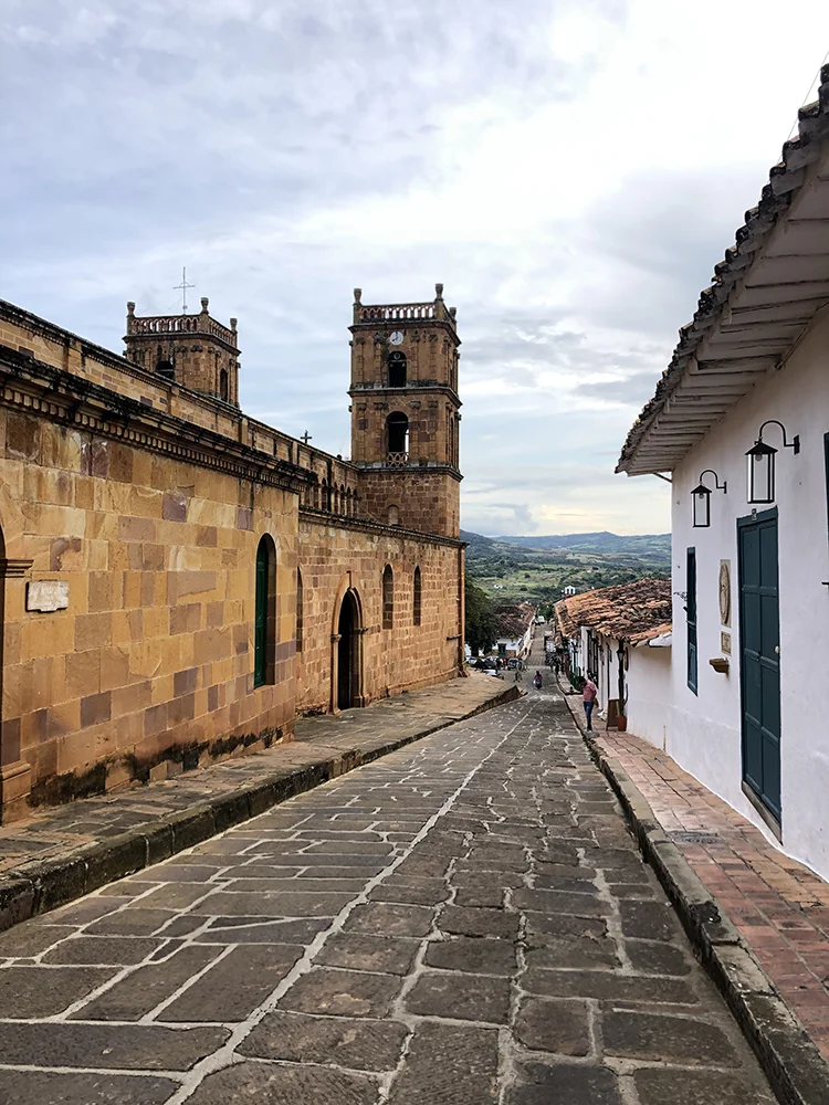 Calle empedrada junto a la iglesia de la Inmaculada Concepción en Barichara, Santander