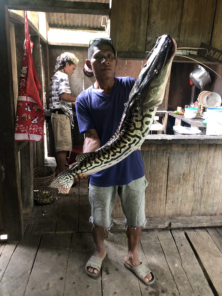 Barto mostrando un pez capturado en la comunidad de Mocagua, Amazonas colombiano