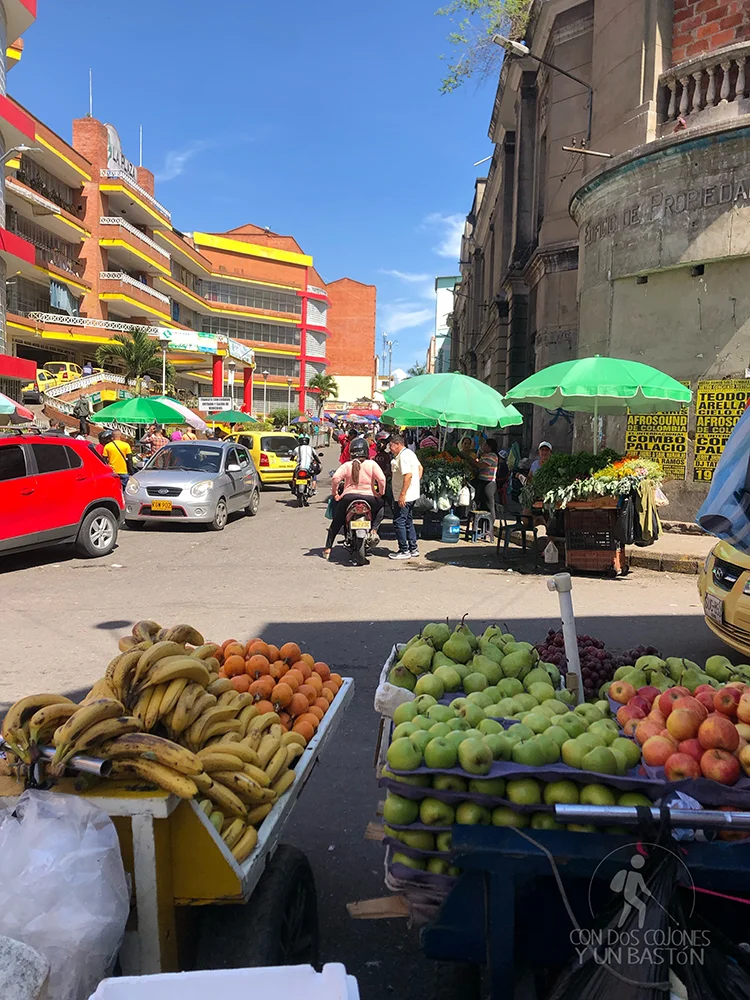 Puestos de fruta, vendedores, motos y tráfico en los alrededores del mercado de Bucaramanga