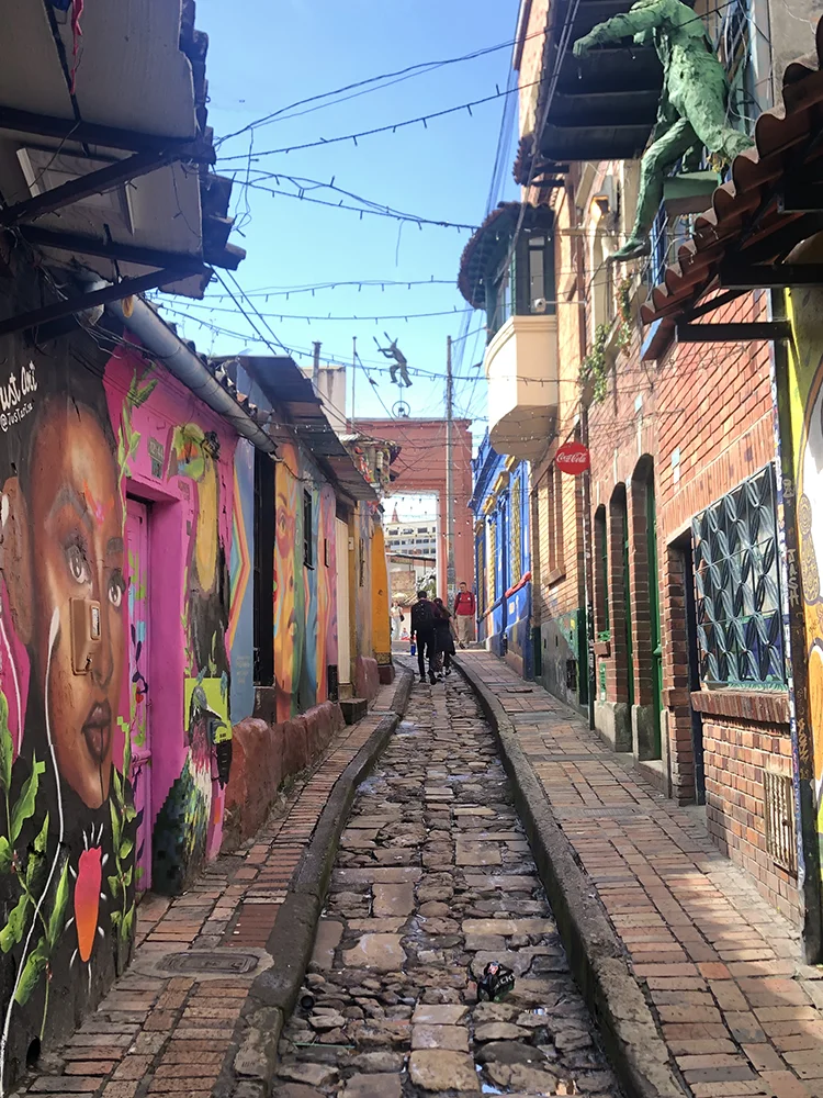 Calle del Embudo con grafitis y casas de colores en La Candelaria de Bogotá