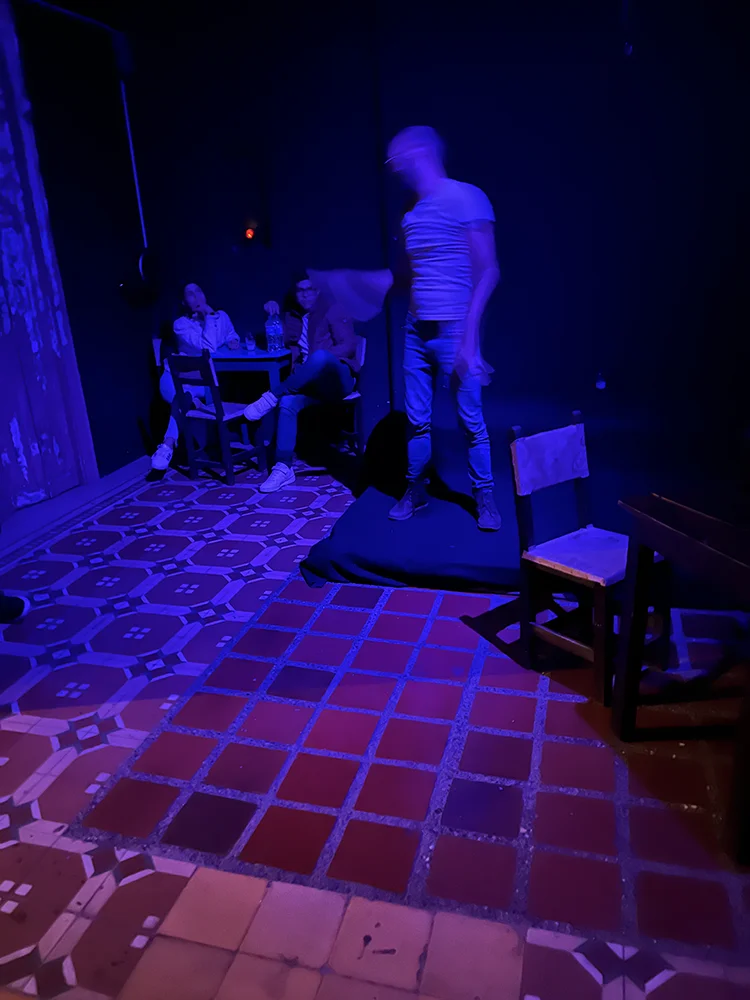 Experiencia artística en la oscuridad dentro de La Casa Sensorial de Medellín