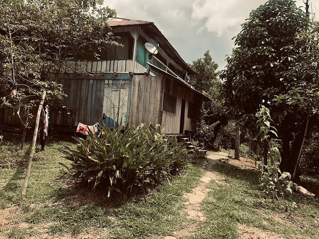 Casas de madera de la comunidad indígena de Mocagua en el Amazonas colombiano