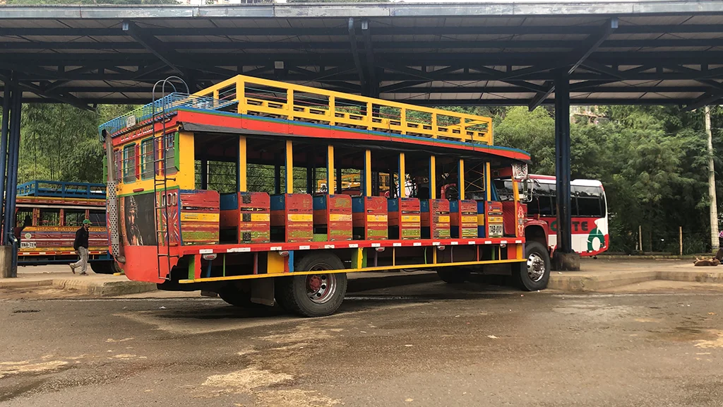 Chiva colombiana utilizada durante el viaje entre Riosucio y Andes