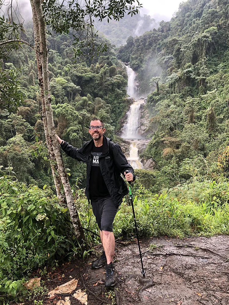Felipe Gutiérrez durante la caminata hasta los Chorros de Tapartó en Andes