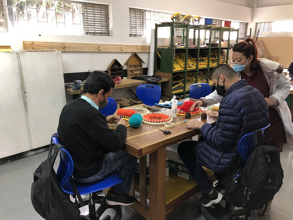 Actividad de rehabilitación para personas con discapacidad visual en el CRAC de Bogotá