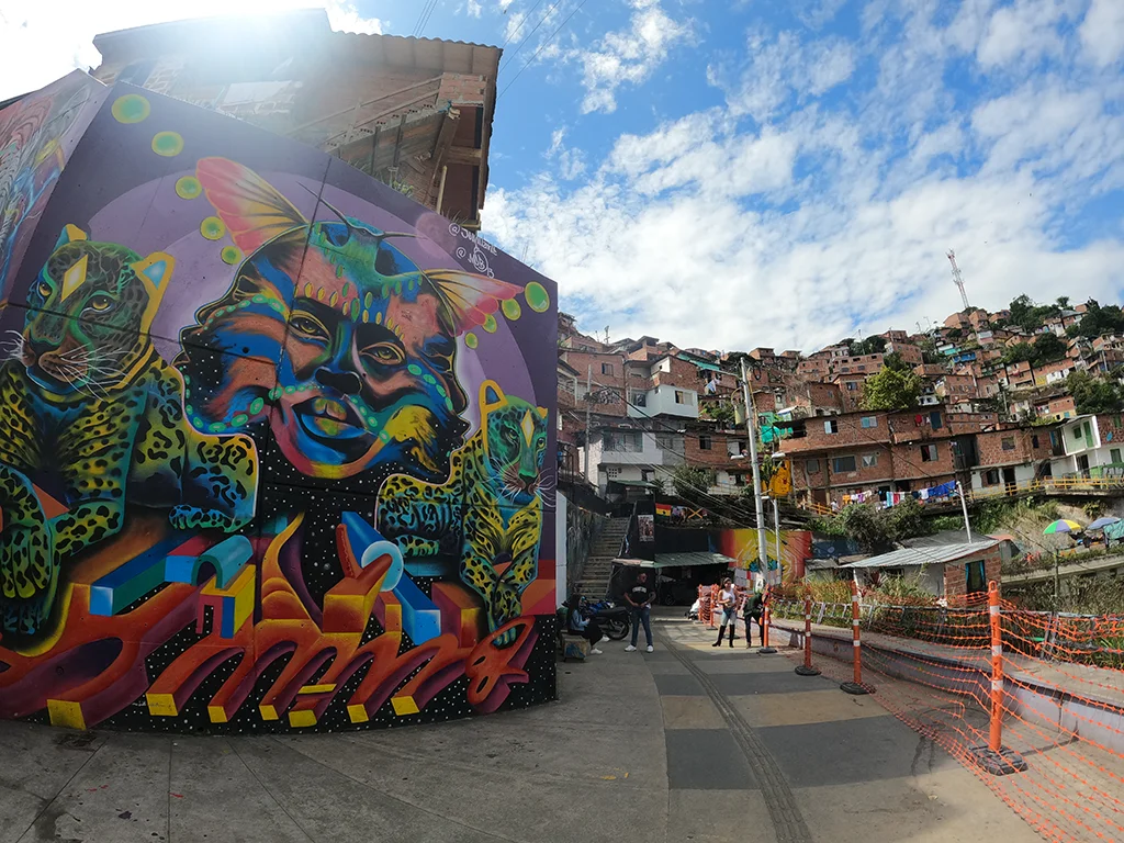 Mural de arte urbano en las calles de la Comuna 13 de Medellín