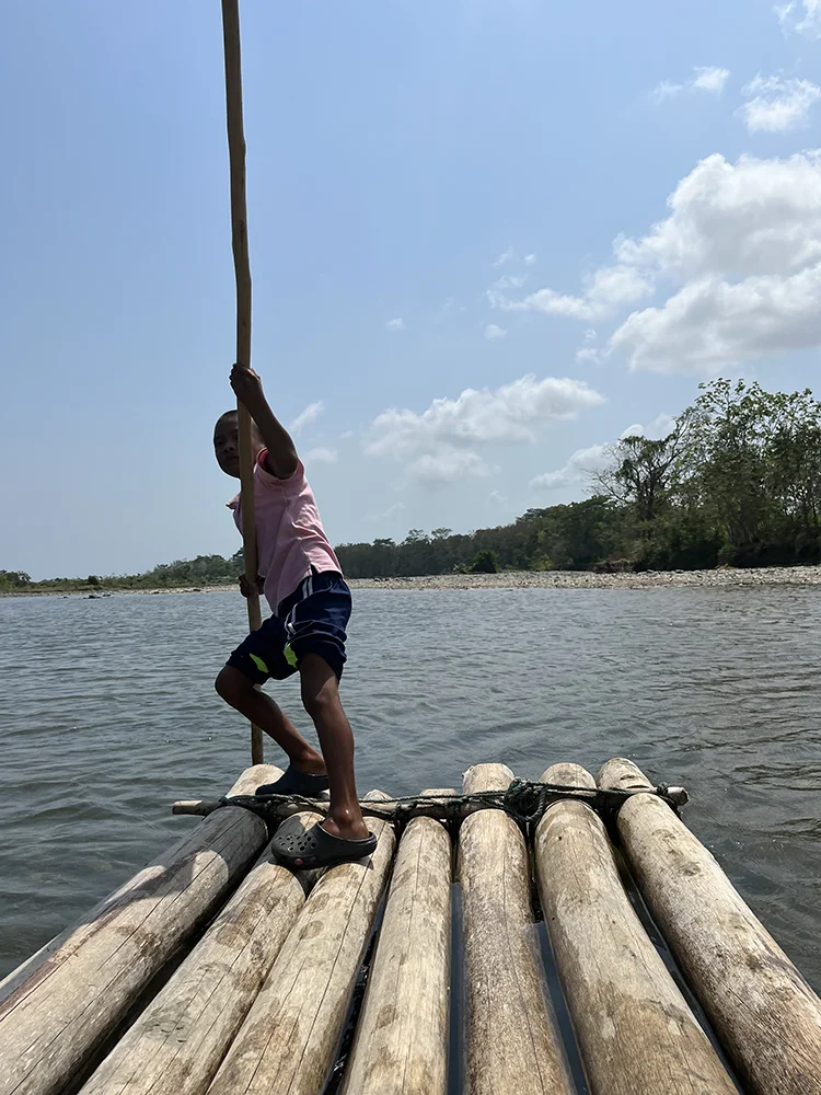 Cruce de un río en una balsa de troncos durante el recorrido por el Darién