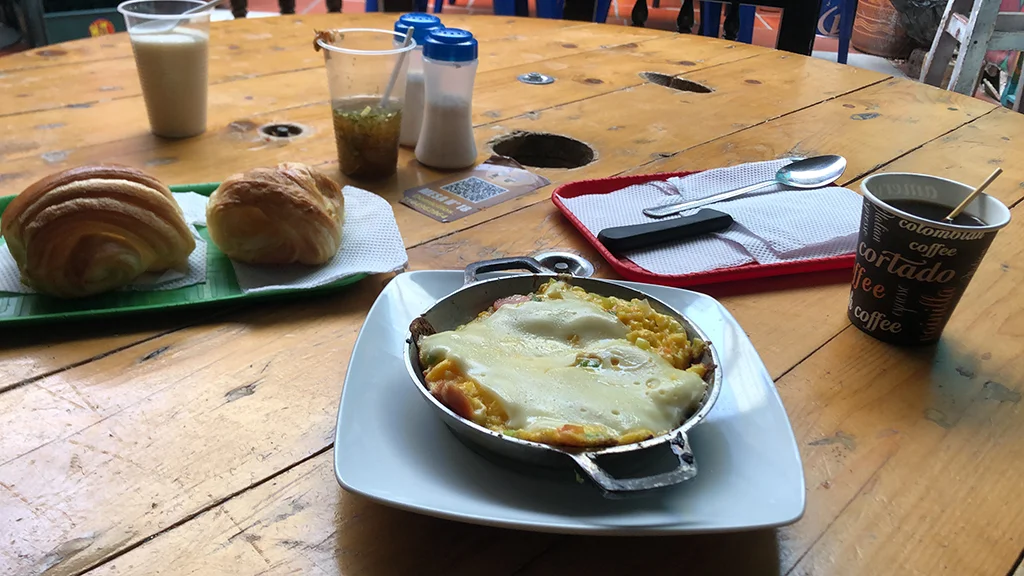 Desayuno con huevos y tinto durante un viaje por Bogotá