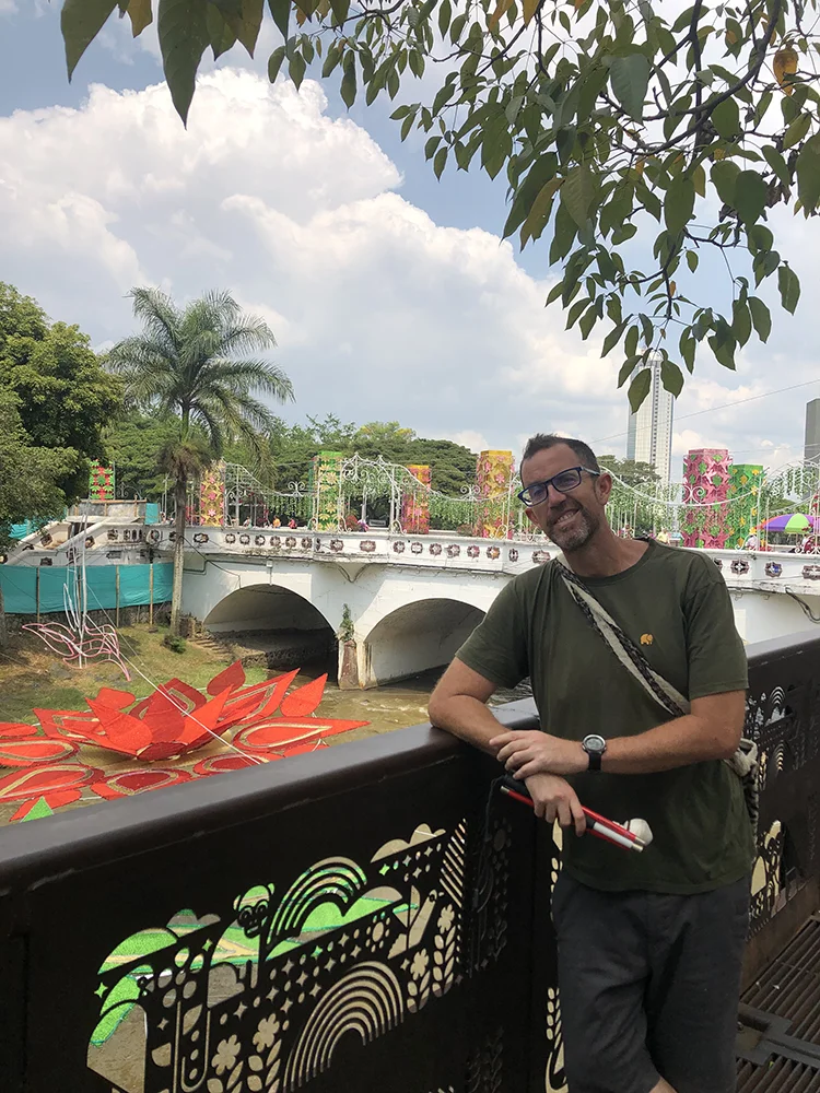 Felipe Gutiérrez con su bastón en el Bulevar del Río de Cali