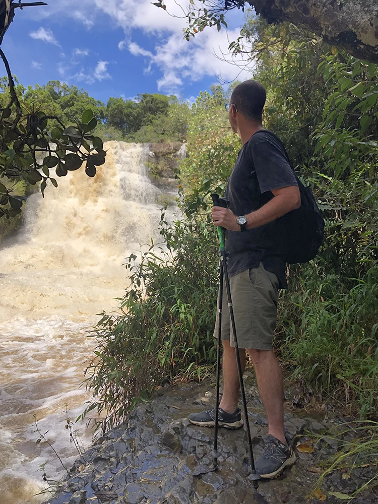 Felipe Gutiérrez junto a una cascada de La Periquera en Villa de Leyva