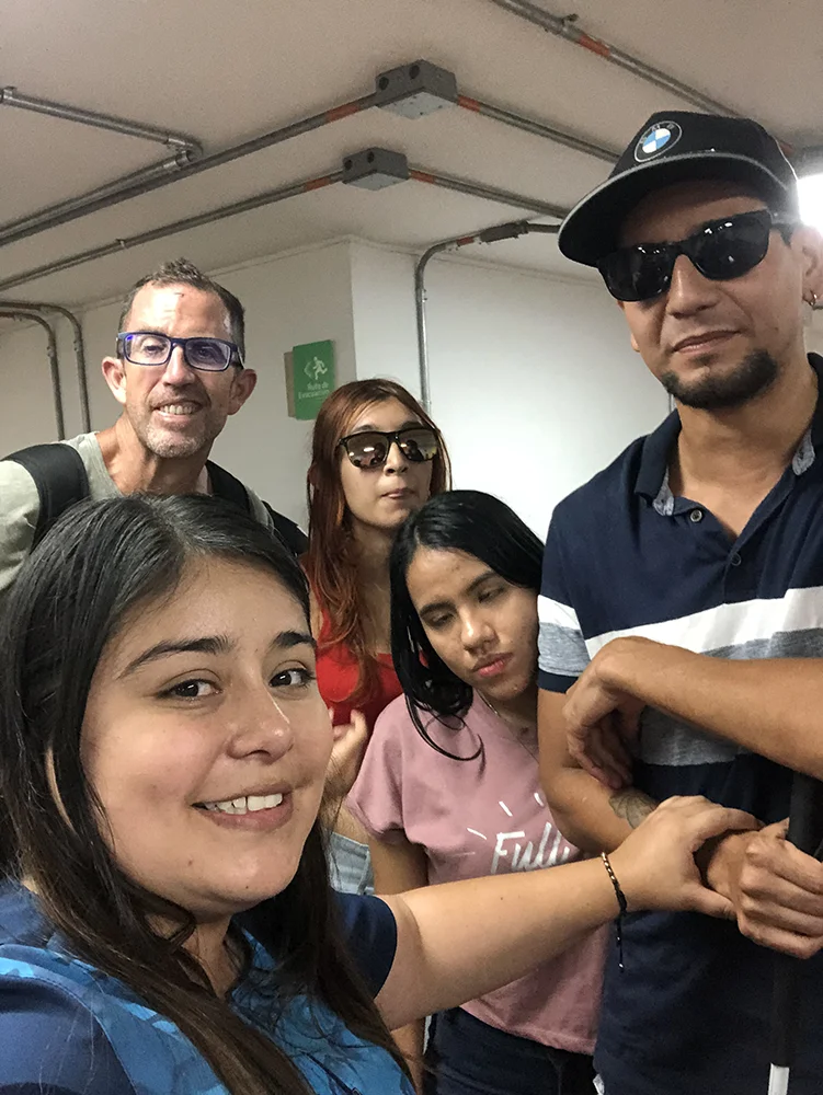Felipe Gutiérrez junto a Johan y participantes de formación para personas con discapacidad visual en Bucaramanga