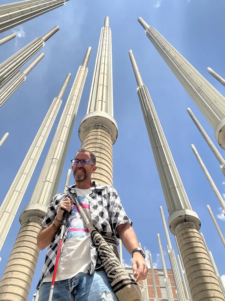 Felipe Gutiérrez con su bastón en el Parque de las Luces de Medellín