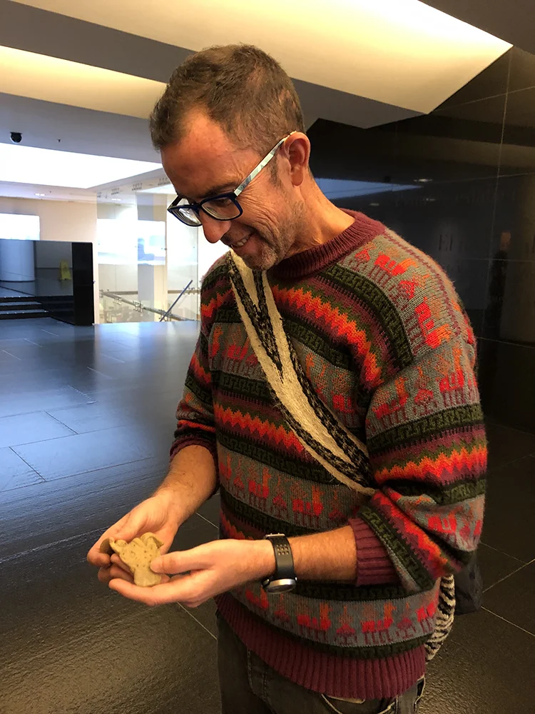 Felipe Gutiérrez tocando una pieza durante su visita al Museo del Oro de Bogotá