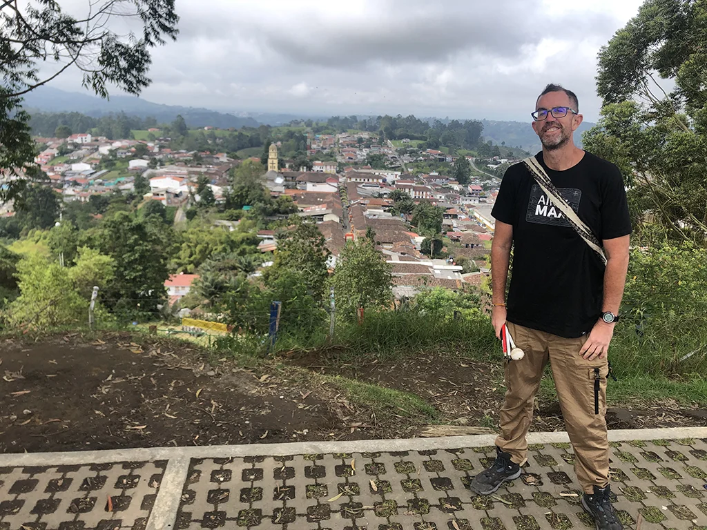 Felipe Gutiérrez con una vista panorámica de Salento en Colombia