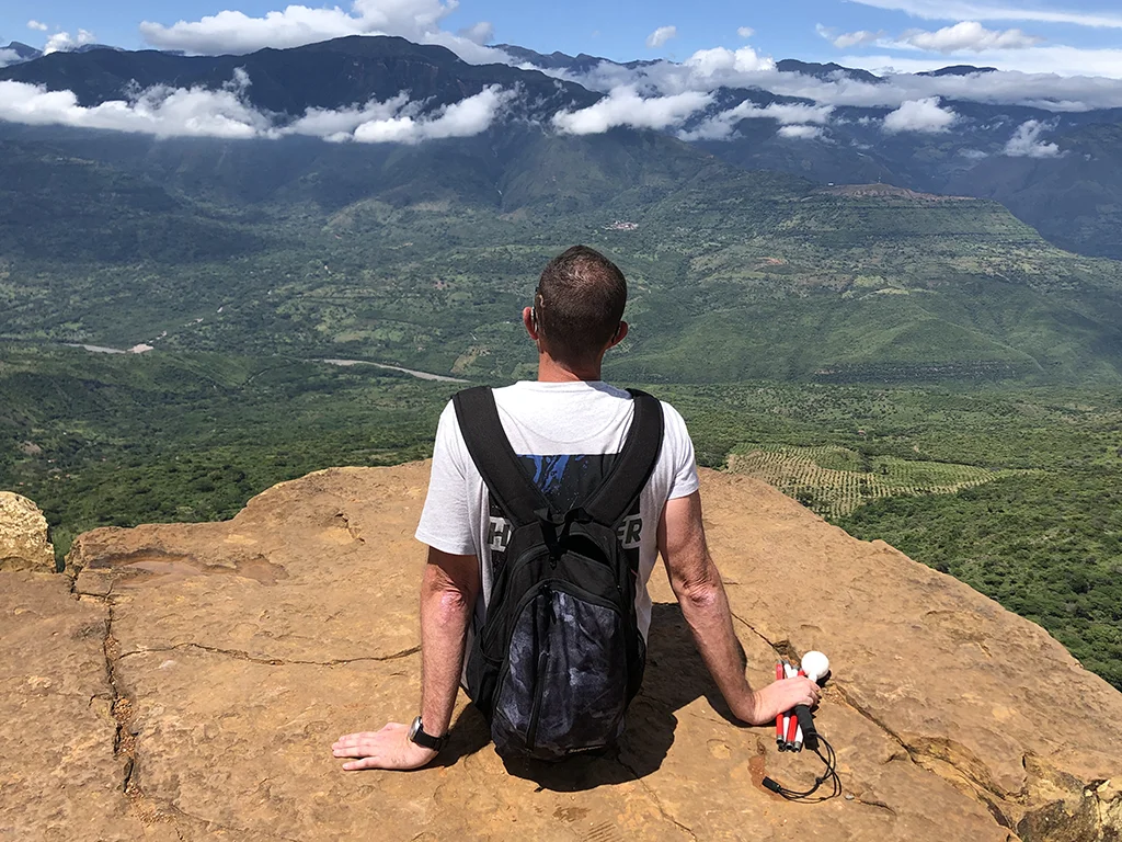 Felipe Gutiérrez con su bastón contemplando las montañas desde un mirador de Barichara, Santander