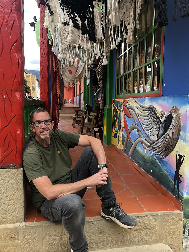 Felipe Gutiérrez entre las coloridas fachadas y artesanías de Ráquira, Boyacá