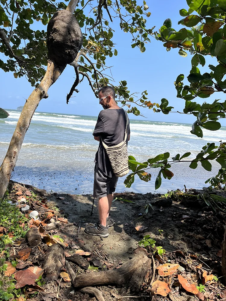 Felipe Gutiérrez frente al mar durante su estancia en Triganá