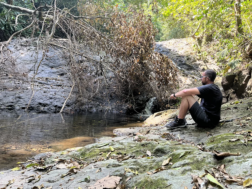 Felipe Gutiérrez junto a un río en la selva del Darién