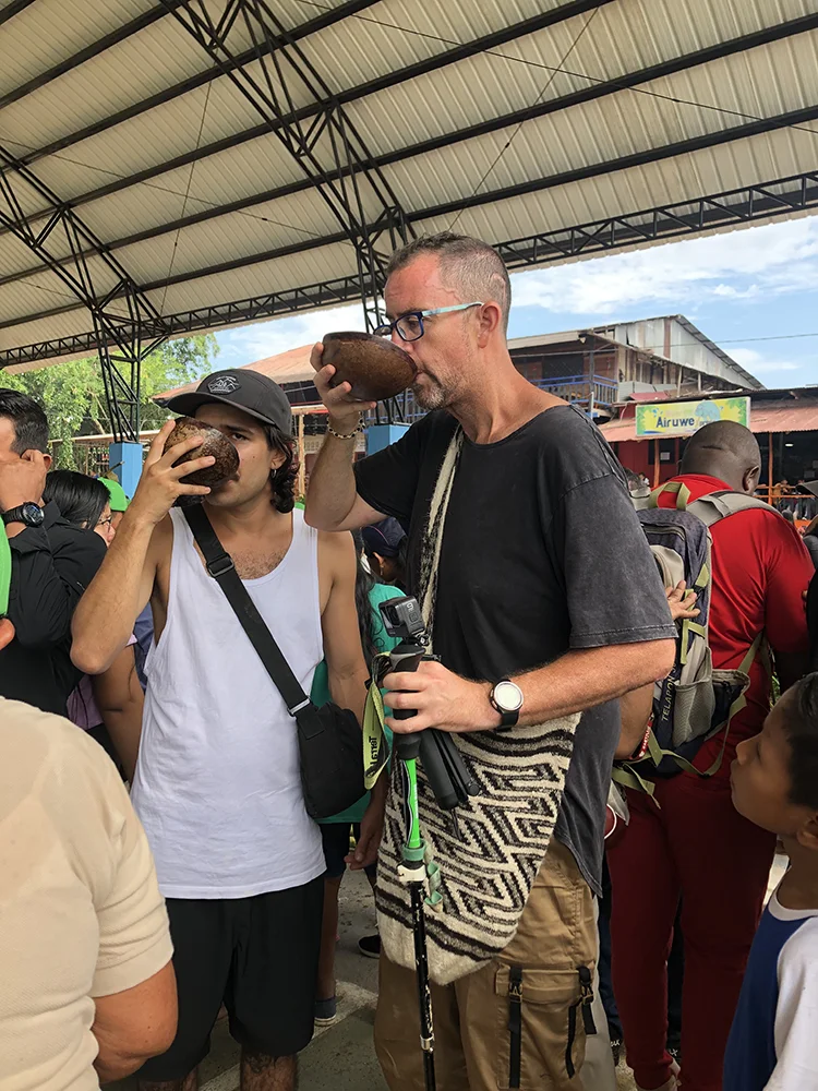 Felipe Gutiérrez y Juancho probando una bebida tradicional en Puerto Nariño, Amazonas
