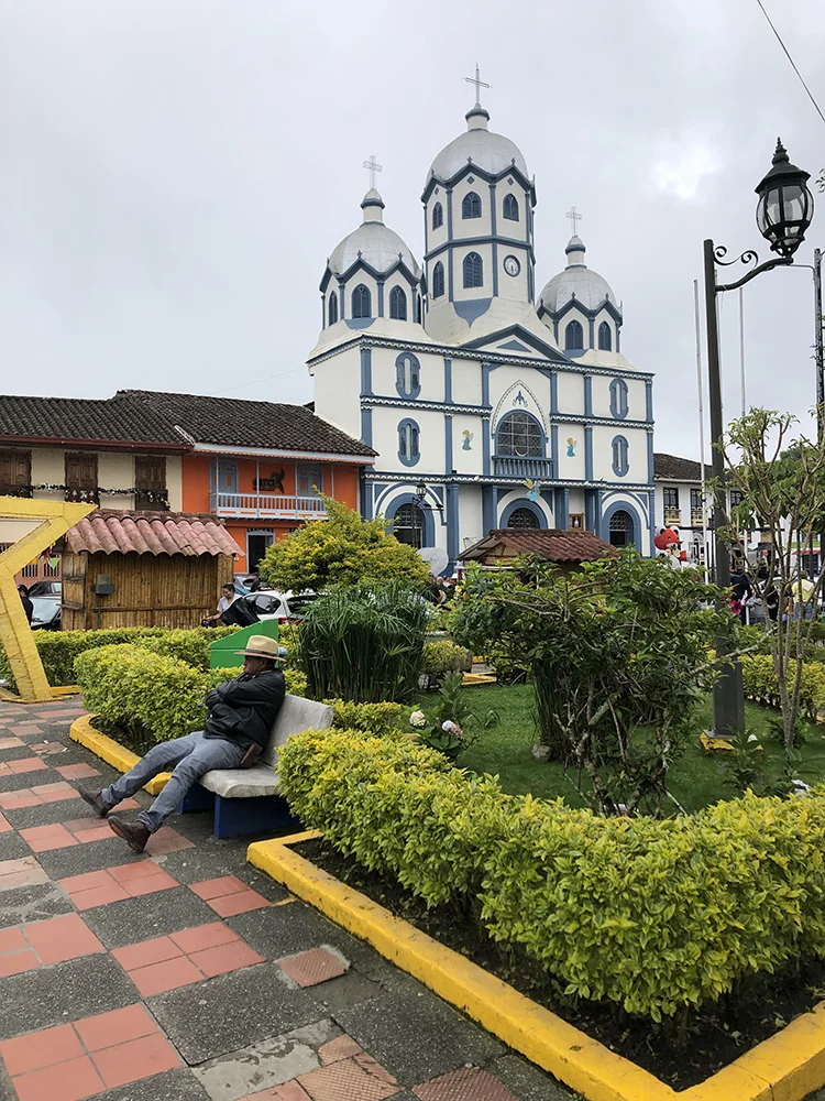 Basílica de la Inmaculada Concepción en la plaza principal de Jardín