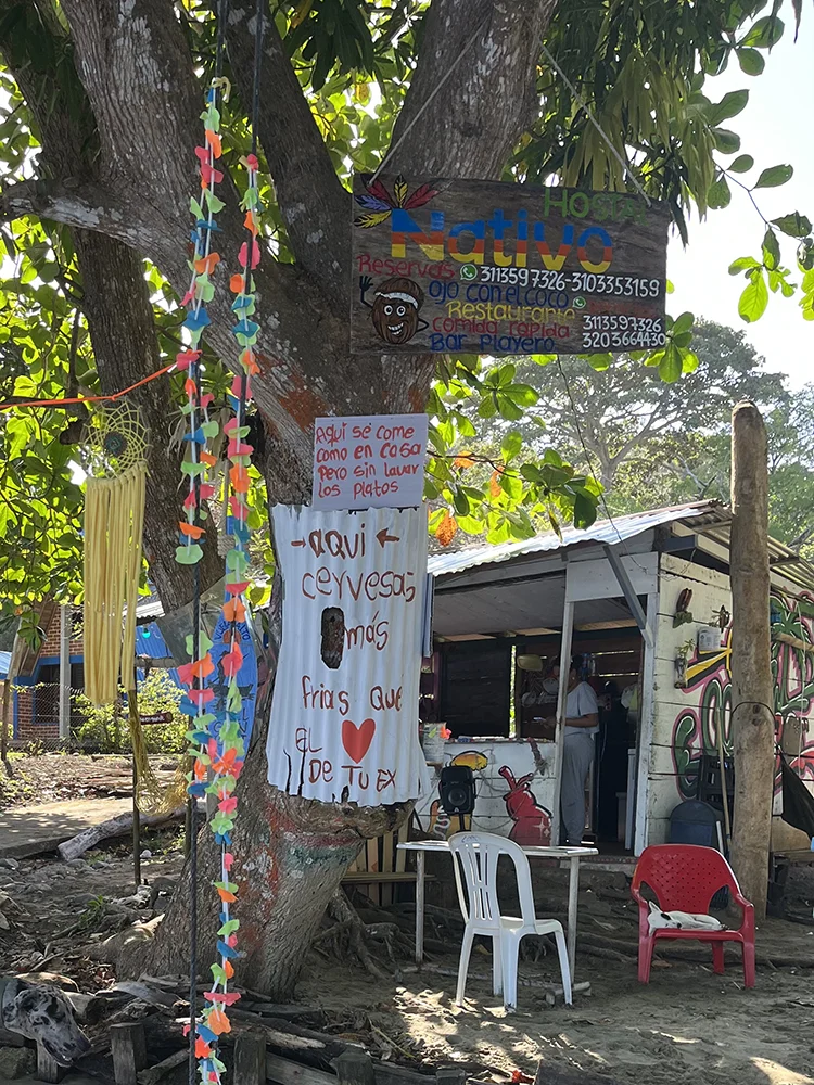 Pequeño puesto de comida bajo los árboles en Triganá