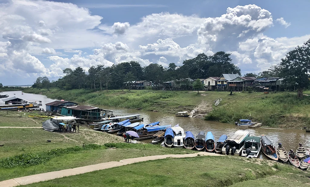 Embarcadero de Leticia a orillas del río Amazonas en Colombia