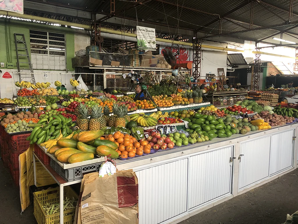 Puestos de frutas y verduras en la Galería Alameda de Cali
