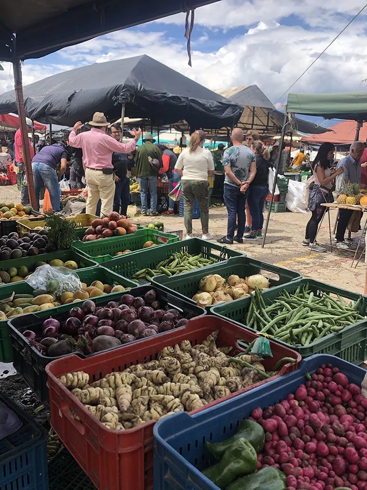 Puestos de frutas y verduras en el mercado de Villa de Leyva, Boyacá