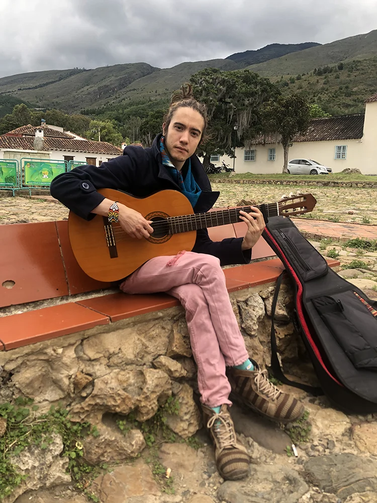Mercurio Bossio tocando la guitarra durante un encuentro en Villa de Leyva