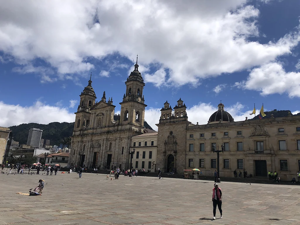 Plaza de Bolívar y Catedral Primada en el centro histórico de Bogotá