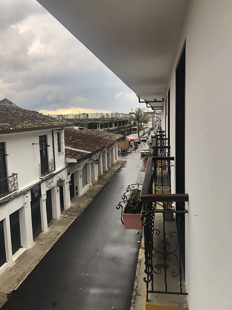 Calle de casas coloniales blancas en el centro histórico de Popayán