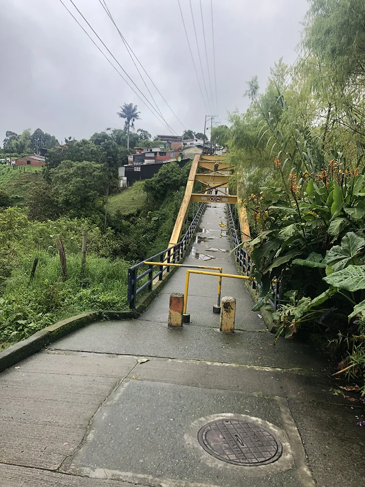 Puente que comunica el centro de Salento con su entorno rural