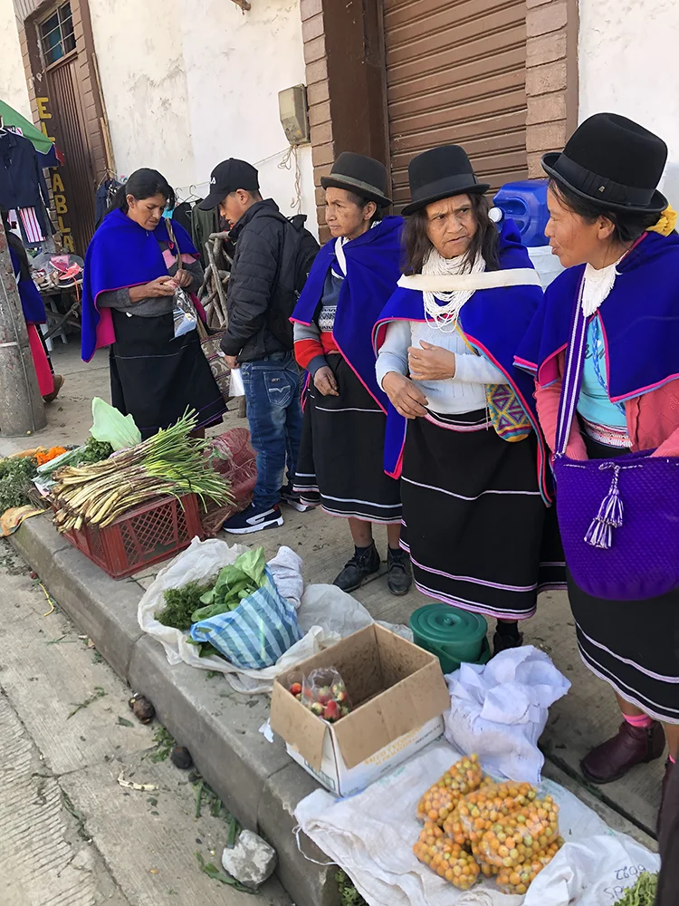 Mujeres Misak vendiendo productos en el mercado de Silvia, Cauca