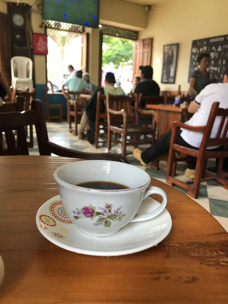 Taza de café en uno de los establecimientos tradicionales de Andes