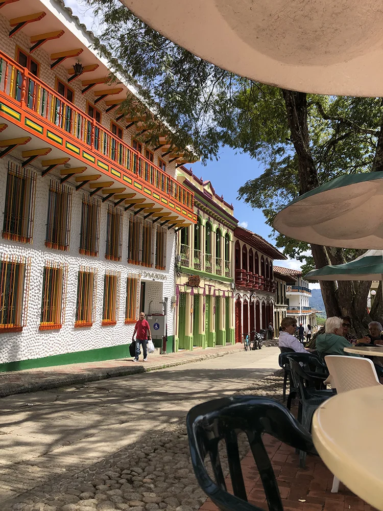Calle de casas tradicionales y fachadas coloridas en Jericó