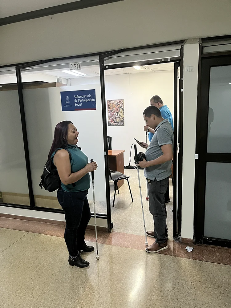 Personas con discapacidad visual y asociaciones de inclusión en Colombia