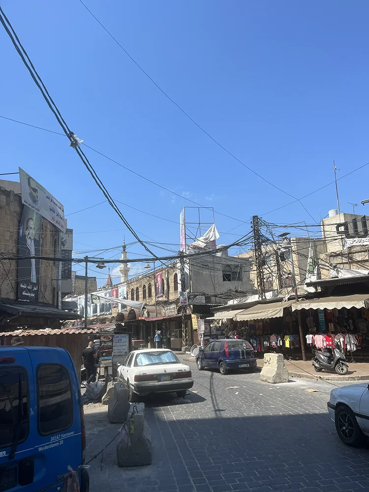 Felipe caminando con bastón por Beirut durante su viaje por Tripoli, Líbano