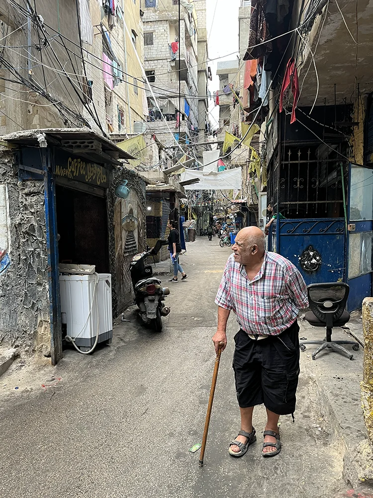 Un señor mayor con su baston en las calles del campo de refugiados palestinos de Shatila en Beirut