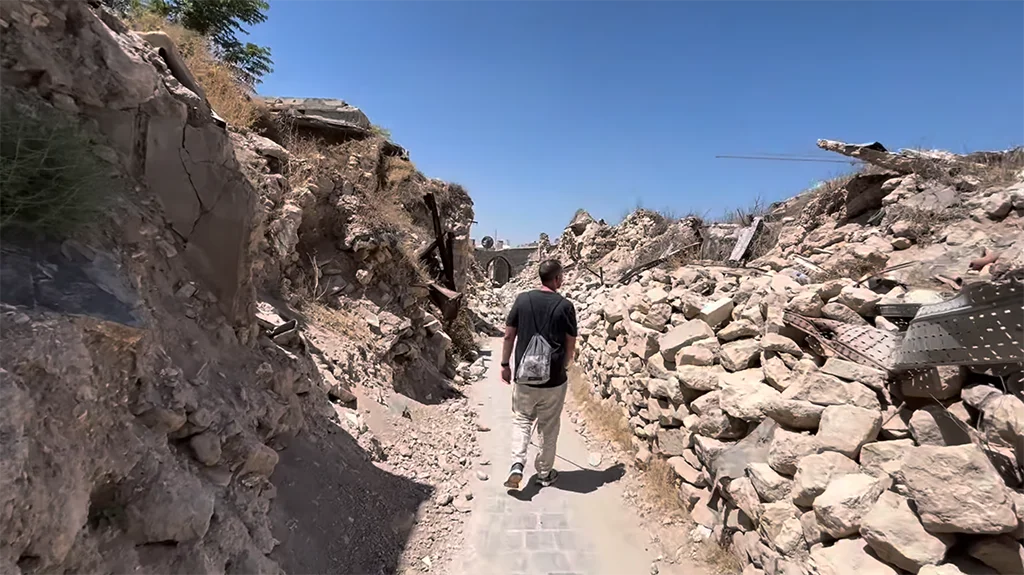 Felipe caminando entre las ruinas del antiguo zoco de Alepo, Siria, destruido durante la guerra