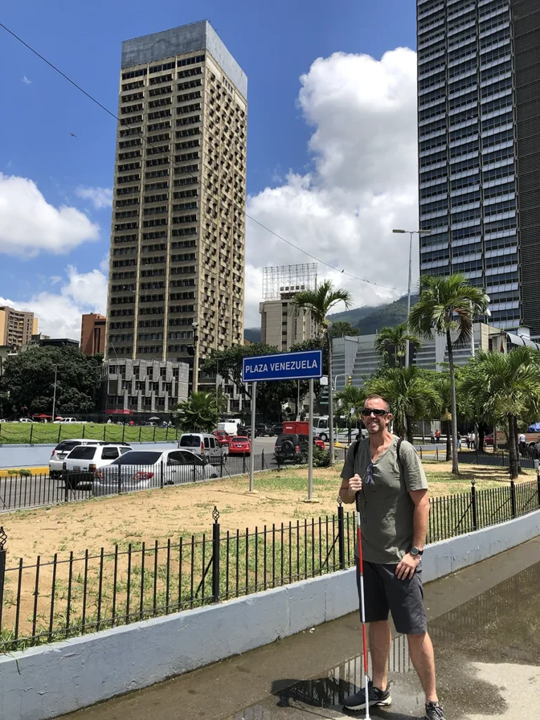 Felipe viajando con discapacidad visual en Venezuela