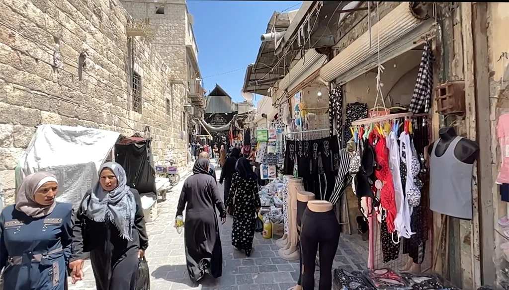 Comercios y edificios del antiguo zoco de Alepo durante mi viaje por Siria en 2023
