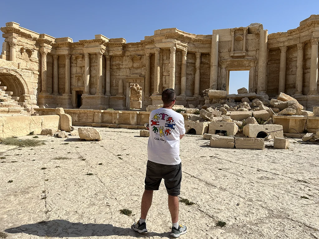 Felipe recorriendo con su bastón las ruinas de la antigua ciudad de Palmira, Siria