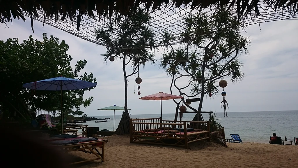 Playa de Koh Lanta durante mi viaje con discapacidad visual por Tailandia