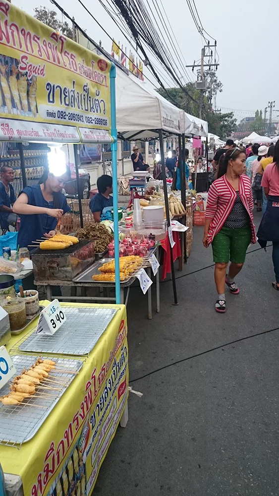 Mercado de Chiang Rai con puestos de comida callejera en Tailandia